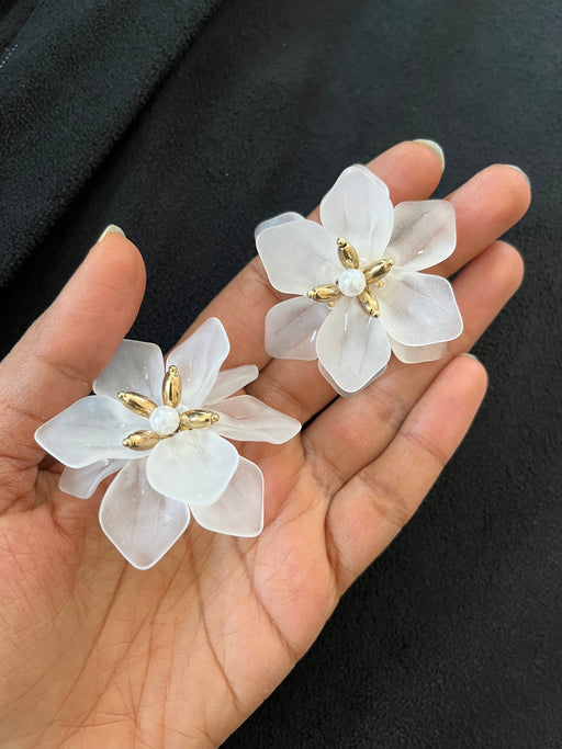 Big White flower stud earrings , Large white stud earrings , large Snow White earrings , white earrings , big white earrings plastic floral