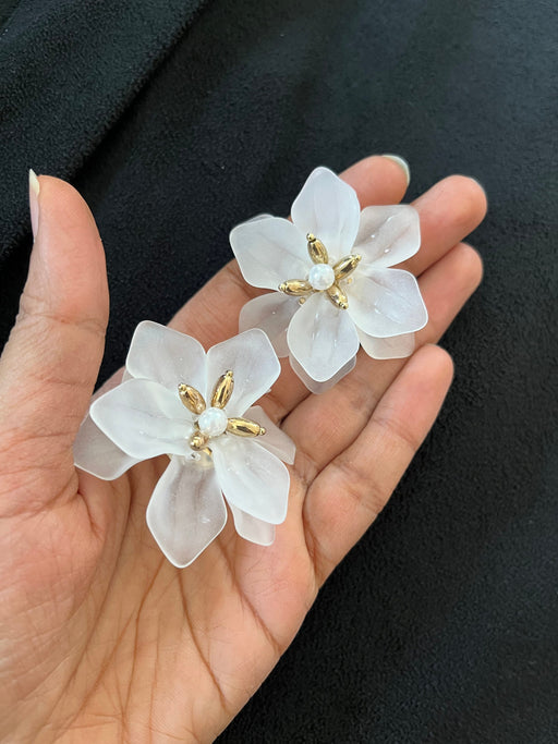 Big White flower stud earrings , Large white stud earrings , large Snow White earrings , white earrings , big white earrings plastic floral