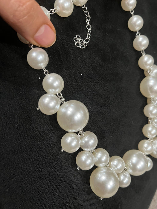 Big White pearl choker , white bead necklace , chunky big white pearl necklace , off white shiny