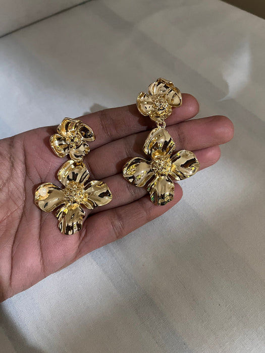 Big gold flower earrings , large flower gold earrings , huge gold stud earring , gold statement earrings , gold metal earrings gold pierced